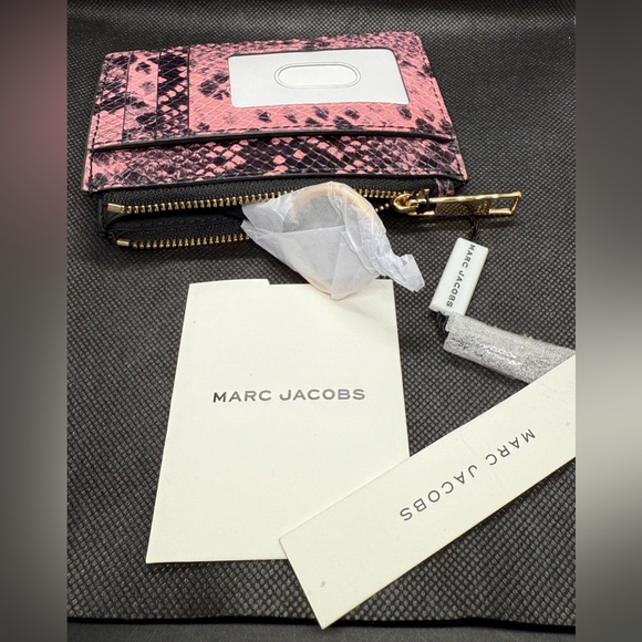 🩷🖤MARC JACOBS🩷🖤Dusty Rose Multi Snake Print Top Zip Multi Card Key Wallet/NWT - Picture 4 of 8
